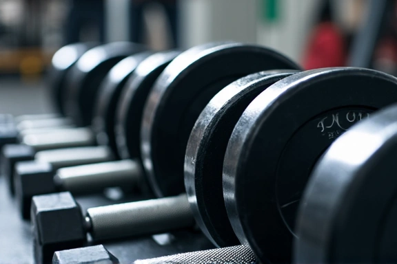 Pesi e attrezzatura da palestra, forza, allenamento